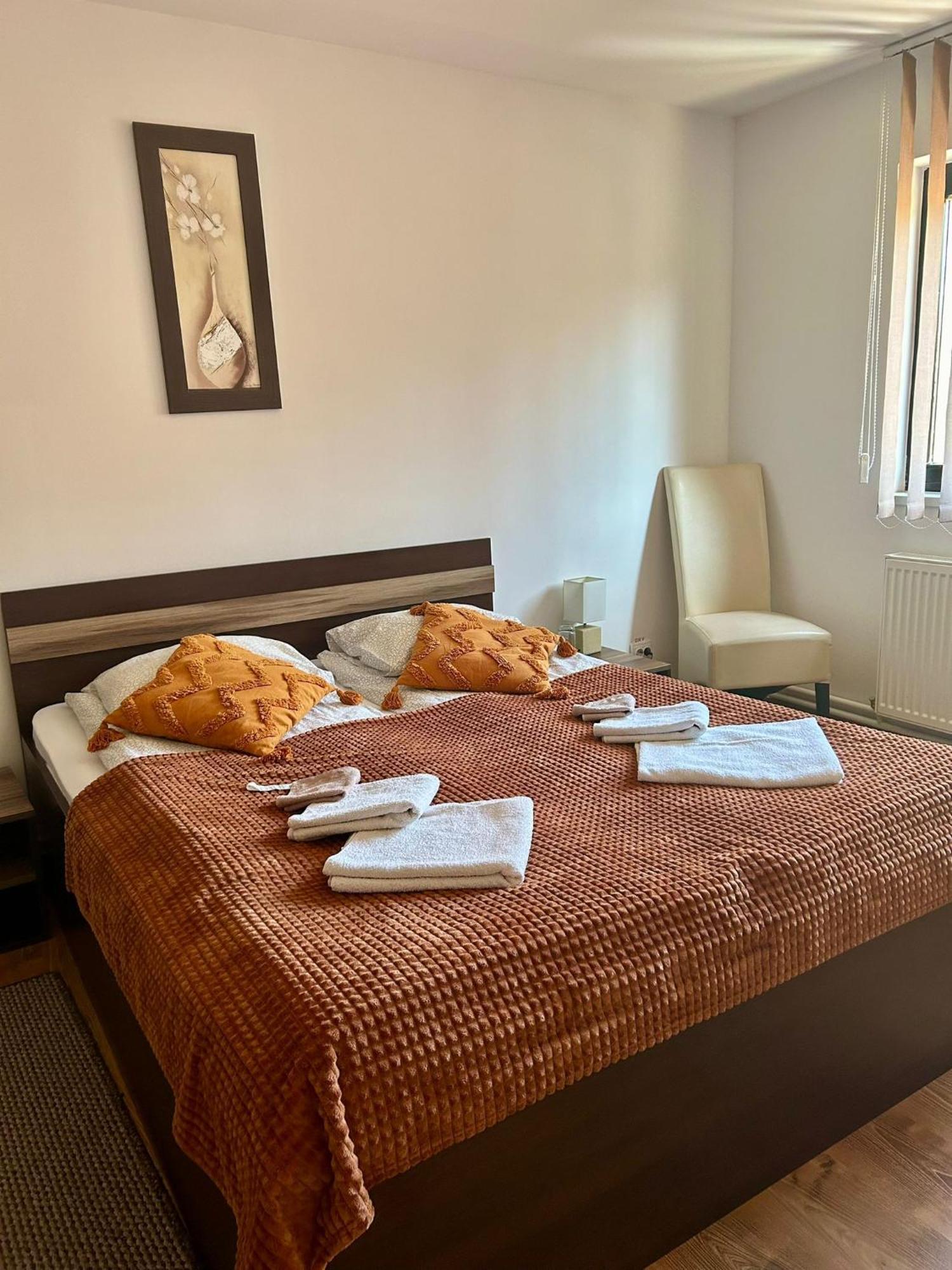 Aranykakas Etterem Es Panzio Bed & Breakfast Sindominic Exterior photo